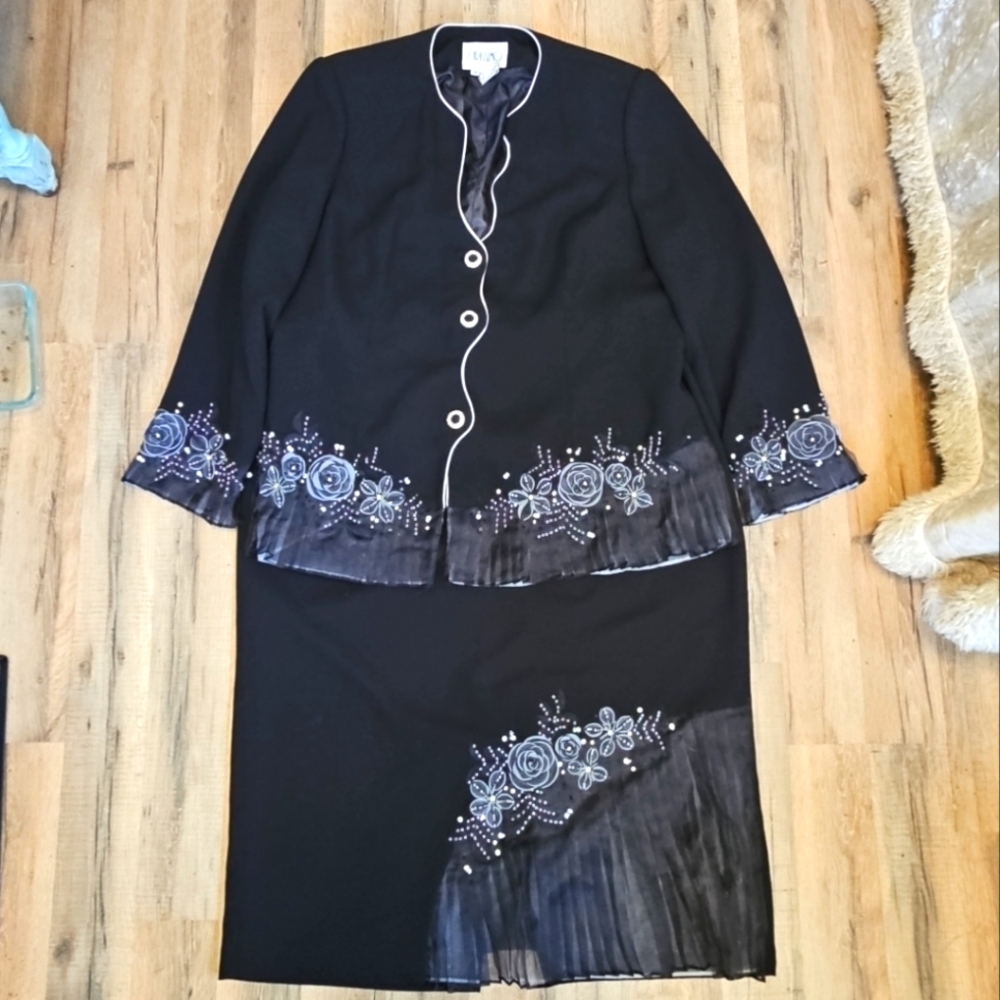 Carissmo Blazer Jacket and Skirt Set With Floral Details Size 18